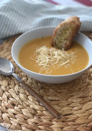 Una foto de 🥣 💕 Sopita de calabaza dulce para levantar el ánimo! 🥣 💕