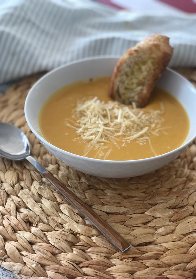 Una foto de 🥣 💕 Sopita de calabaza dulce para levantar el ánimo! 🥣 💕