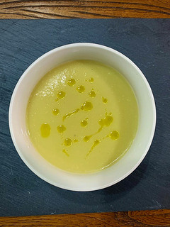 Una foto de Crema de puerros con peras