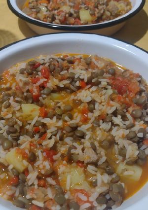 Una foto de Guisito de arroz con lentejas