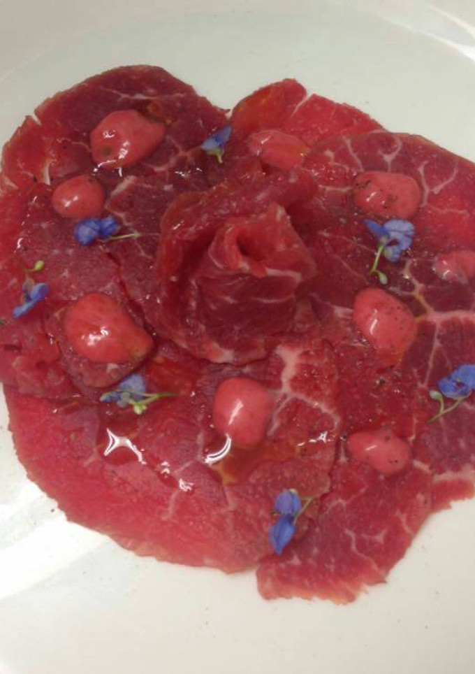Una foto de Carpaccio de res