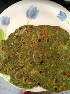 पालक पराठा (Palak Paratha Recipe In Marathi) रेसिपी चे मुख्य फोटो