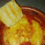 Cazuelita de fondue de provolone y tomate triturado