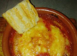Foto principal de Cazuelita de fondue de provolone y tomate triturado