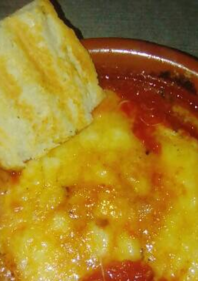 Una foto de Cazuelita de fondue de provolone y tomate triturado