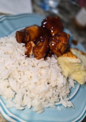 Una foto de Alitas de barbacoa 🤤 con arroz y puré de papa
