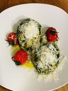 Spinatknödel mit Parmesan und Tomaten 💛 Rezepthauptbild