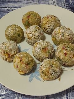 Una foto de Albóndigas de arroz y verduras