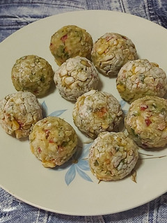 Una foto de Albóndigas de arroz y verduras