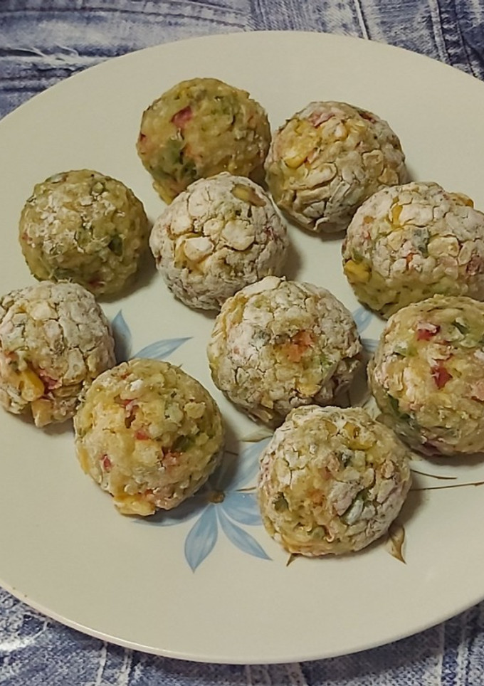 Una foto de Albóndigas de arroz y verduras