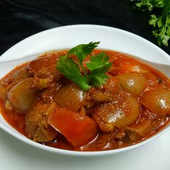 A picture of Chicken do pyaza.