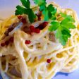 Auténticos spaguetti carbonara con toque moderno de pimienta roja