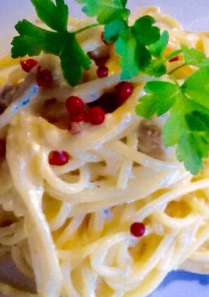 Foto principal de Auténticos spaguetti carbonara con toque moderno de pimienta roja