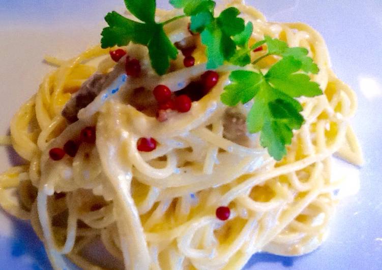 Auténticos spaguetti carbonara con toque moderno de pimienta roja