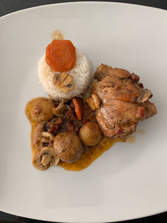 Una foto de Pollo al vino