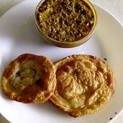 A picture of Deep fried parota with thick chalna.