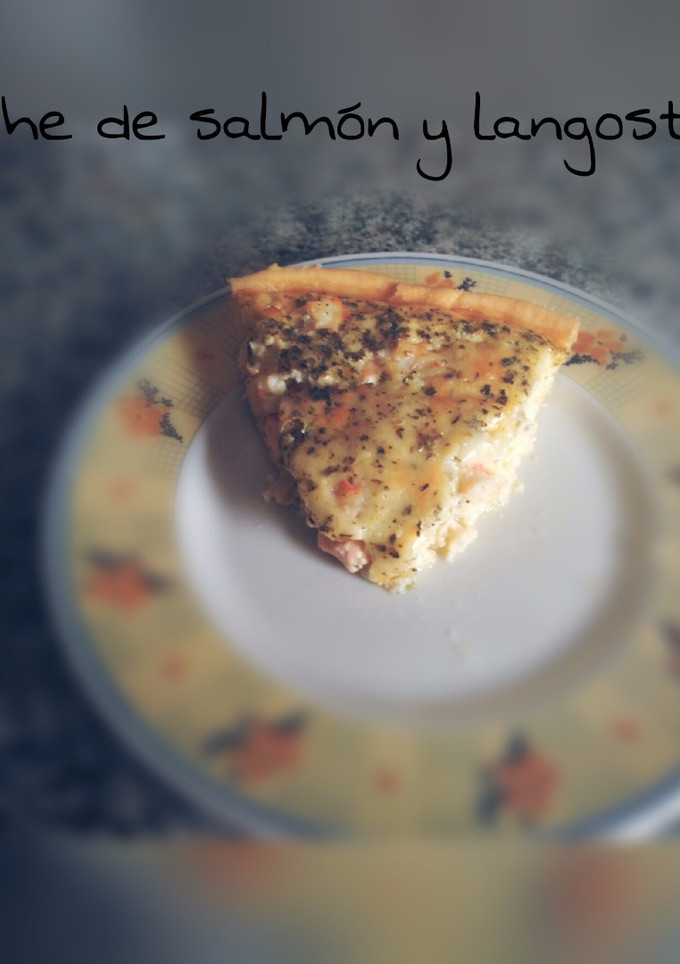 Una foto de Quiche de salmón y langostinos