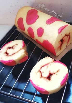 Foto resep Strawberry Moo Moo Roll Cake