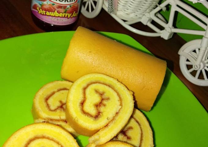 Bolu gulung strawberry ekonomis