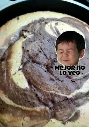 Una foto de Bizcochuelo marmolado & chispitas de choco😍