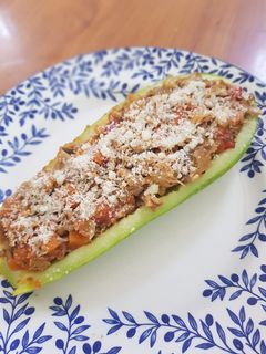Una foto de Calabacín relleno con pollo