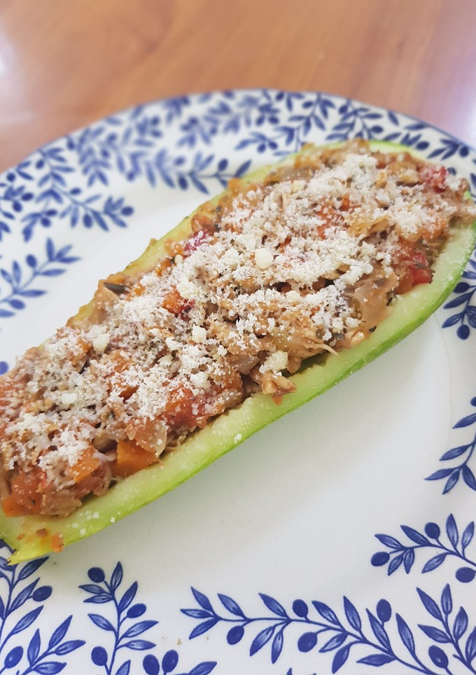 Una foto de Calabacín relleno con pollo