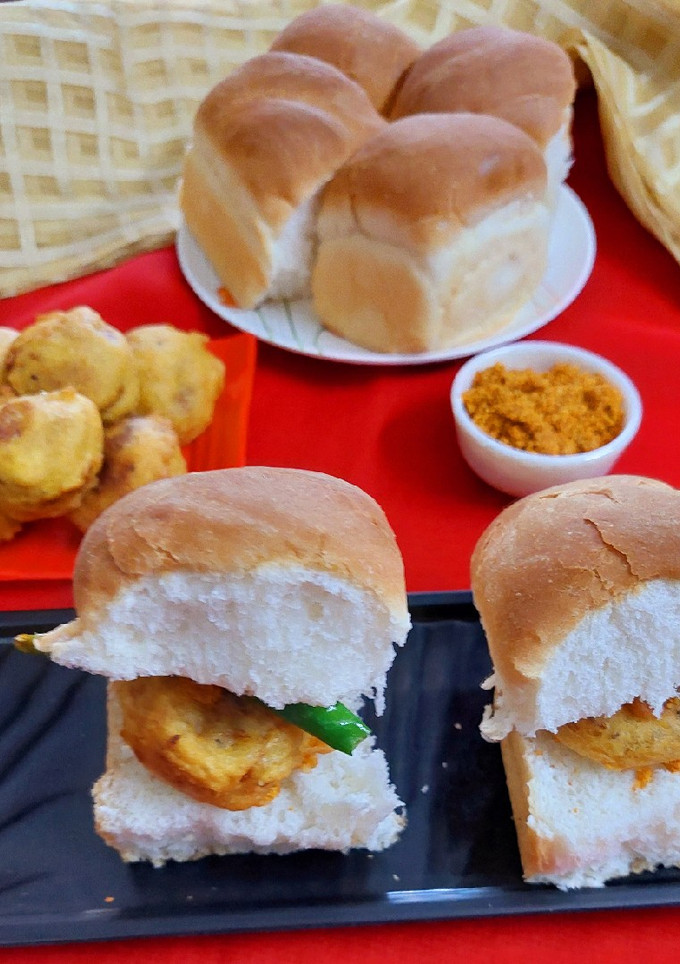 वडा पाव रेसिपी मुख्य फोटो