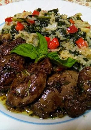 O poză a rețetei Ficăței de pui în sos de ceapă și orez cu frunze de broccoli.