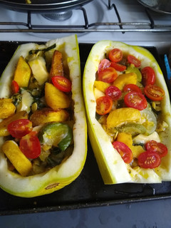Una foto de Zucchini relleno con hojas de brócoli y alguna cosita más.