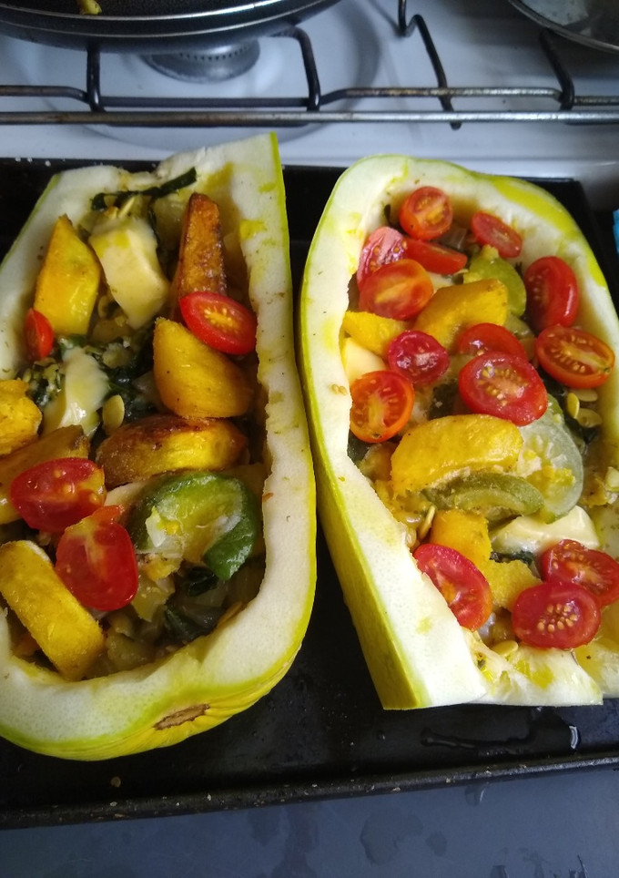 Una foto de Zucchini relleno con hojas de brócoli y alguna cosita más.