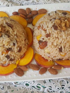 صورة لوصفة سلطة الأرز والفواكه. والفواكه الجافة صحية ولذيذة