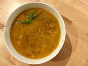Una foto di zuppa di zucca