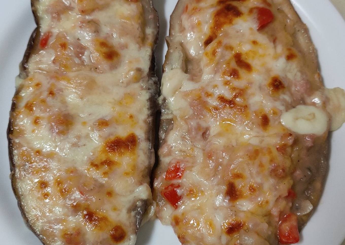 Berenjena rellena de carne, verduras y bechamel