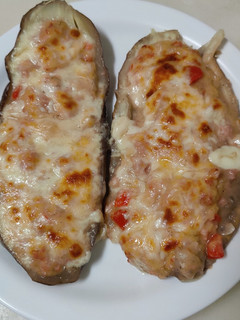 Una foto de Berenjena rellena de carne, verduras y bechamel