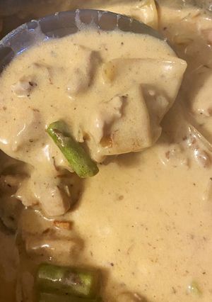 A picture of Creamy chicken with mushroom and asparagus.