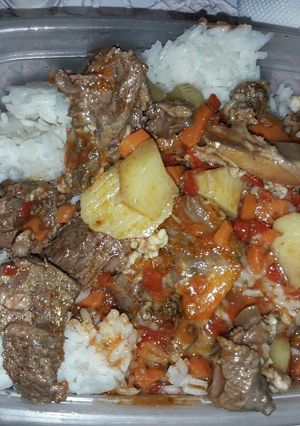 Una foto de Arroz y salsa de carne aparte