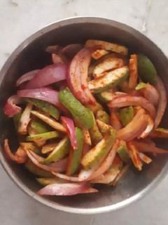 કાચી કેરી અને ડુંગળી નું સલાડ (Kachi Keri Dungri Salad Recipe In Gujarati) રેસીપી મુખ્ય ફોટો