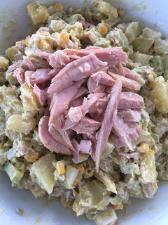 Una foto de Ensaladilla con aguacate