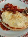 Chuleta de cerdo con salsa de tomate y queso gorgonzola