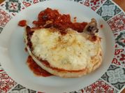 Una foto de chuletas de cerdo en salsa