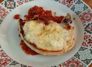 Foto principal de Chuleta de cerdo con salsa de tomate y queso gorgonzola