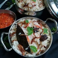 A picture of Onion mint pulao.