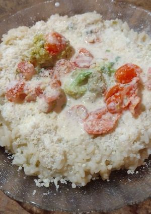 Una foto de Arroz con salsa blanca de brócoli y tomates🍅