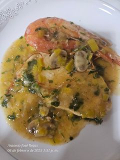 Una foto de Pez espada en salsa picante verde con champiñones y gamba