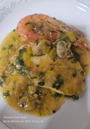 Una foto de Pez espada en salsa picante verde con champiñones y gamba