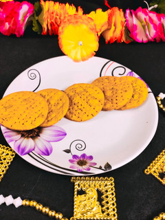 बेसन की मठरी (Besan Ki Mathri recipe in Hindi) रेसिपी मुख्य फोटो