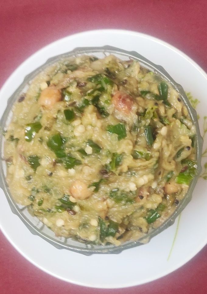 वांग्याचे भरीत कांद्याची पात घालून (Vangyache Bharit Recipe In Marathi) रेसिपी चे मुख्य फोटो 