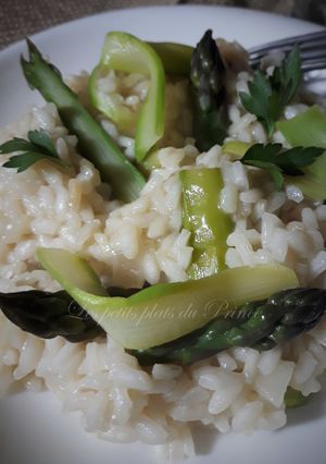 Une photo de Risotto crémeux aux asperges vertes de printemps
