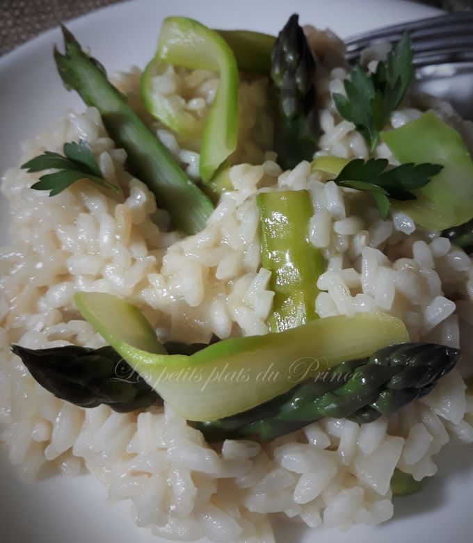 Une photo de Risotto crémeux aux asperges vertes de printemps