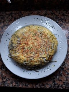 Una foto de Tortilla de gulas y mejillones